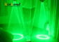 Étape extérieure de laser de danse allumant les gants verts rouges du DJ de disco de vortex